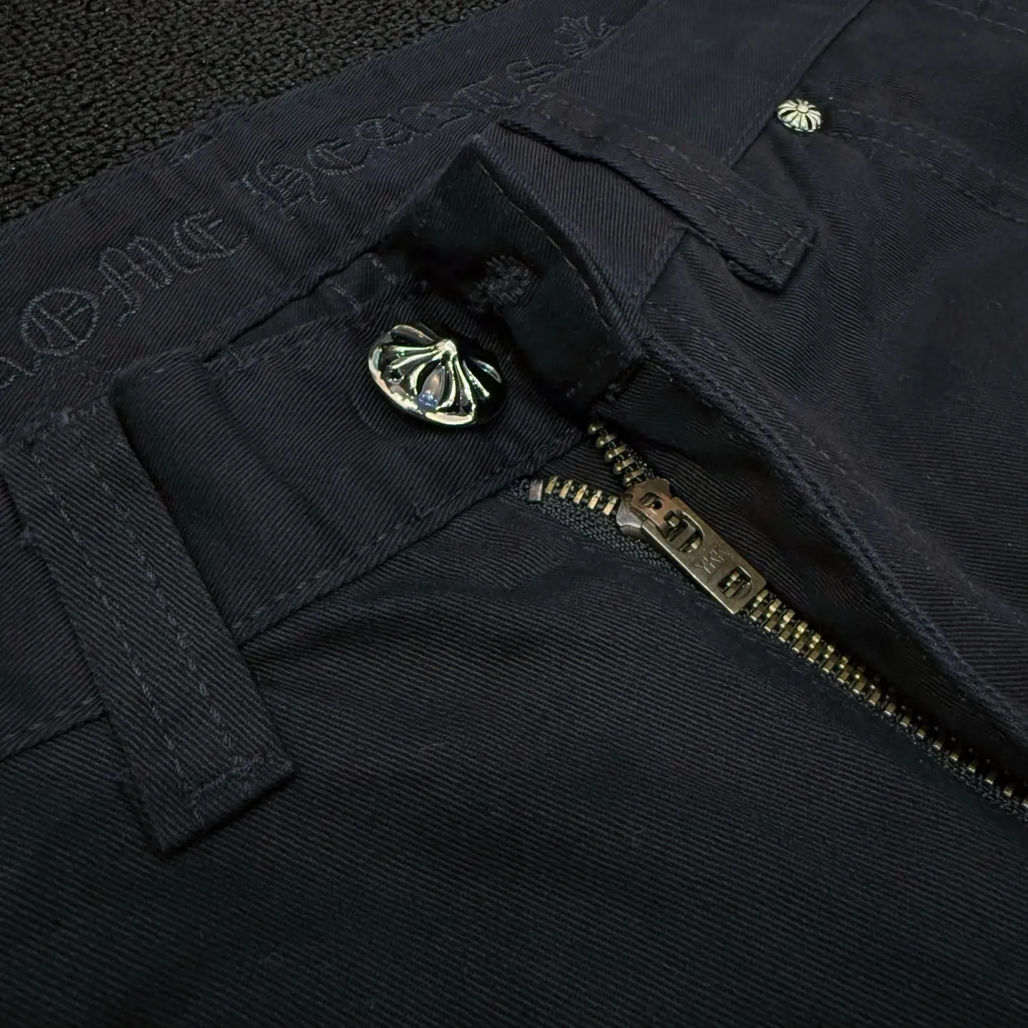 P280 Style number: D363 Chrome Hearts Chrome Hearts straight-cut logging overalls Color #Black Size #S-Xxl (28 30 32 34 36) 28 Waist 74 Hip 102 Length 101 30 Waist 78 Hip 106 Length 102 32 Waist 82 Hip 110 Length 103 34 Waist 86 Hips 114 Pants Length 104 36 Waist 90 Hips 118 Pants Length 106 Heavy canvas material This pants type was first created by Carhartt. With the development of the times, it has been reinterpreted by many brands. This Crow Heart logging overalls are based on the Carhartt pants with some improvements and added elements‼ ️